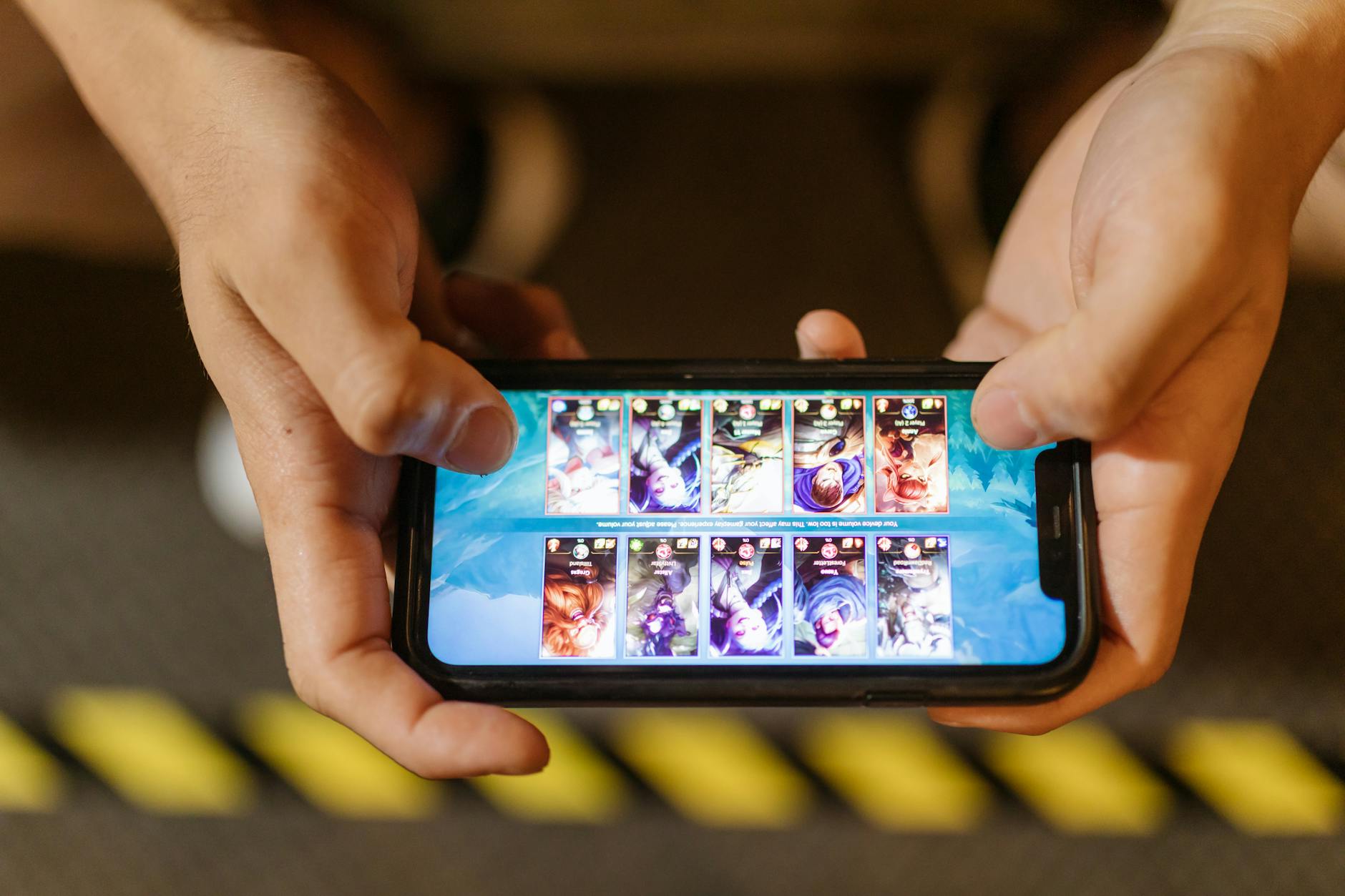 Người chơi trải nghiệm game bắn cá trên điện thoại